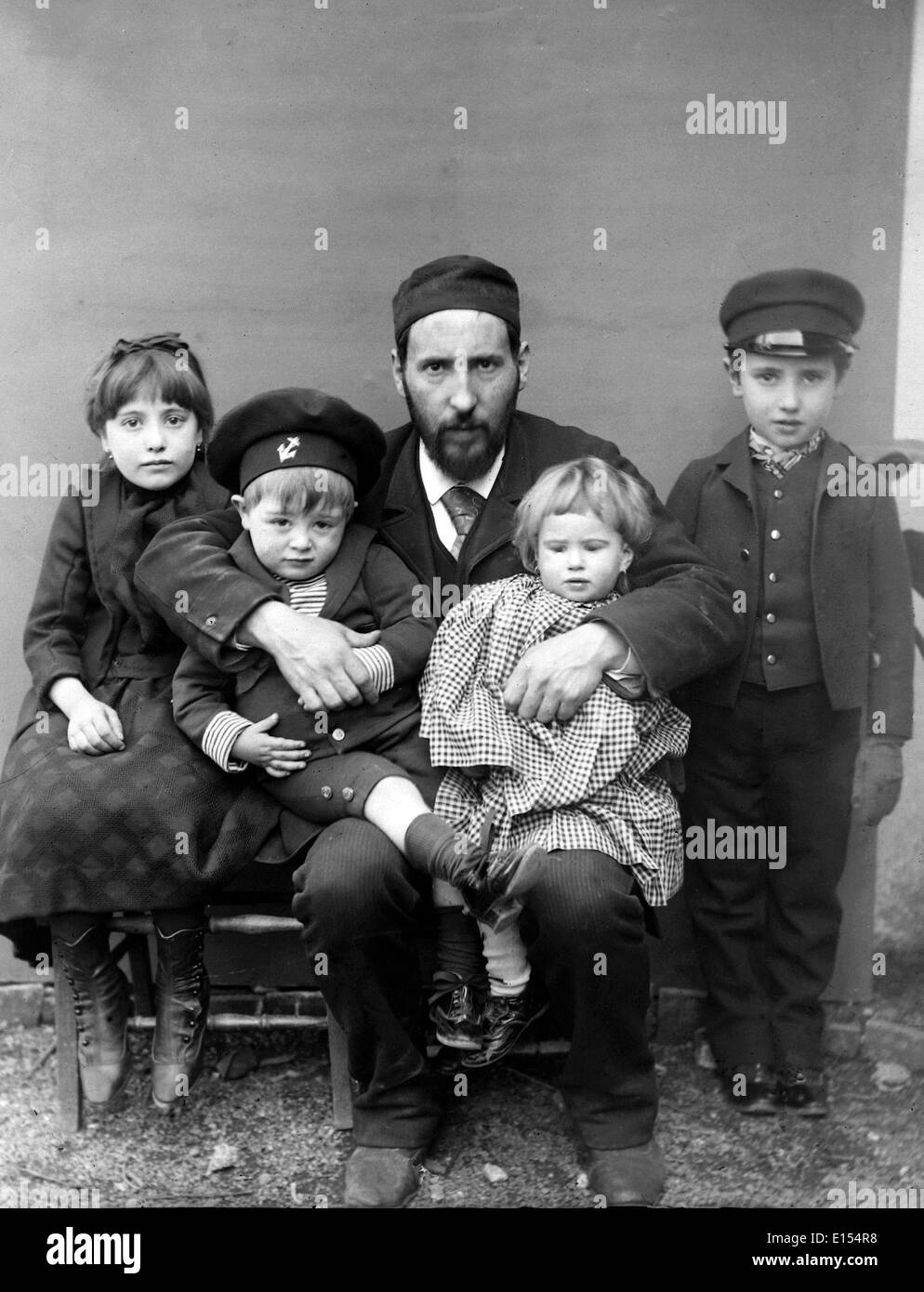 SANTIAGO Ramon y Cajal (1852-1934) espagnol le neuroscientifique avec ses enfants à Barcelone en 1889 Banque D'Images