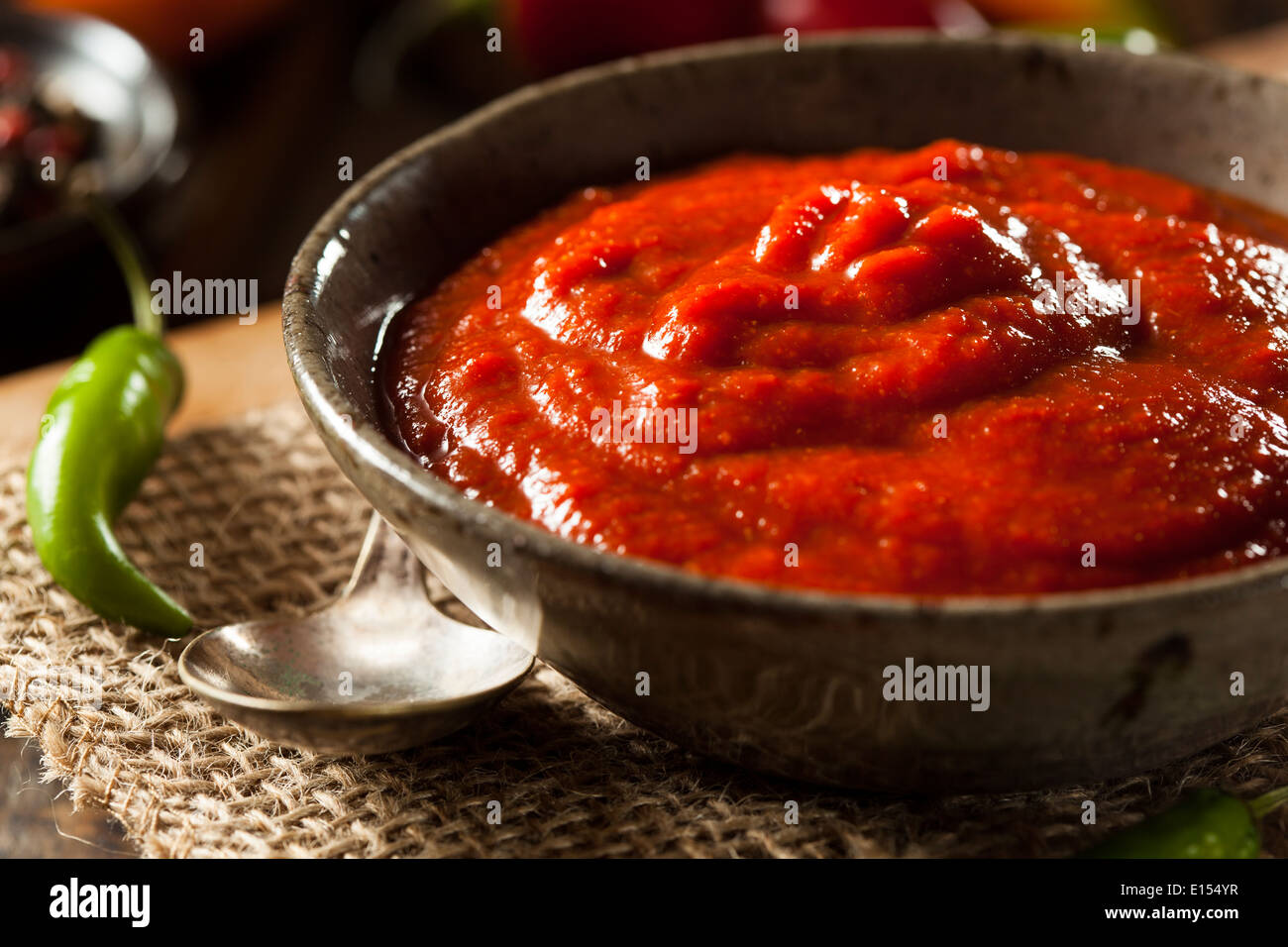 Sex Spicy Red Sriracha sauce dans un bol Banque D'Images