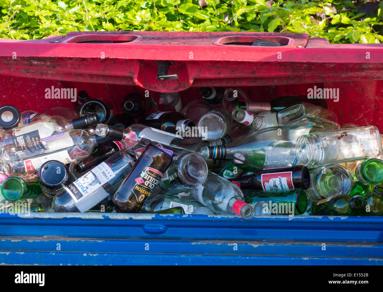 Le recyclage du verre contenant dans un parking de supermarché Banque D'Images