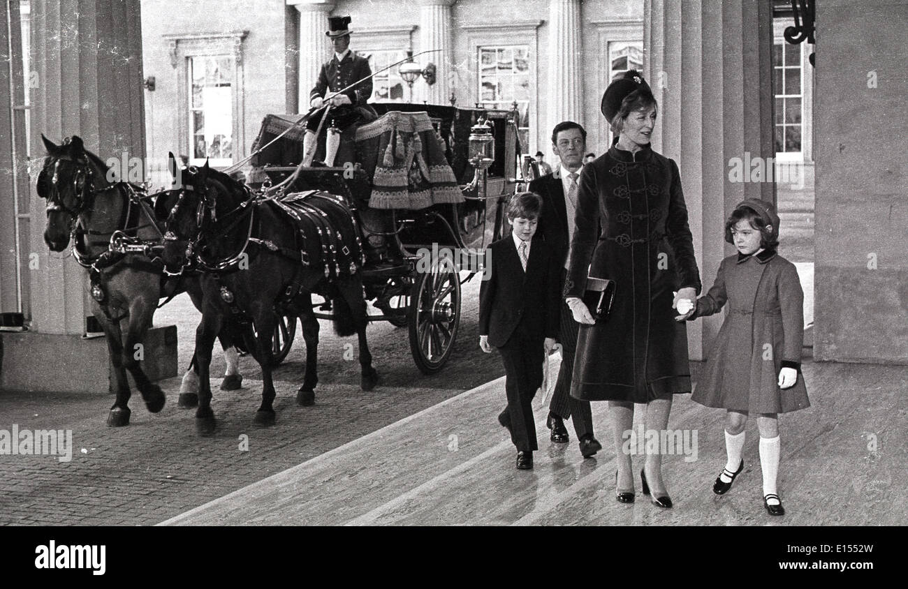 La Princesse Alexandra et Sir Angus Ogilvy avec James et Marina Ogilvy au mariage de la princesse Anne 1973 Banque D'Images