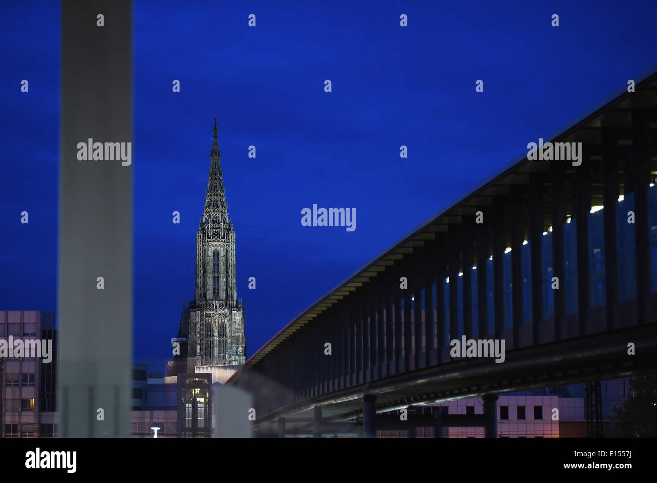 Ulm, Allemagne. 17 mai, 2014. La cathédrale au coucher du soleil à Ulm, Allemagne, 17 mai 2014. L'Ulm a le plus haut du monde clocher de l'église. Il s'agit d'une construction permanente site en raison des travaux de restauration non-stop. Le pont de chemin de fer est représenté au premier plan. Photo : Felix Kaestle/dpa/Alamy Live News Banque D'Images