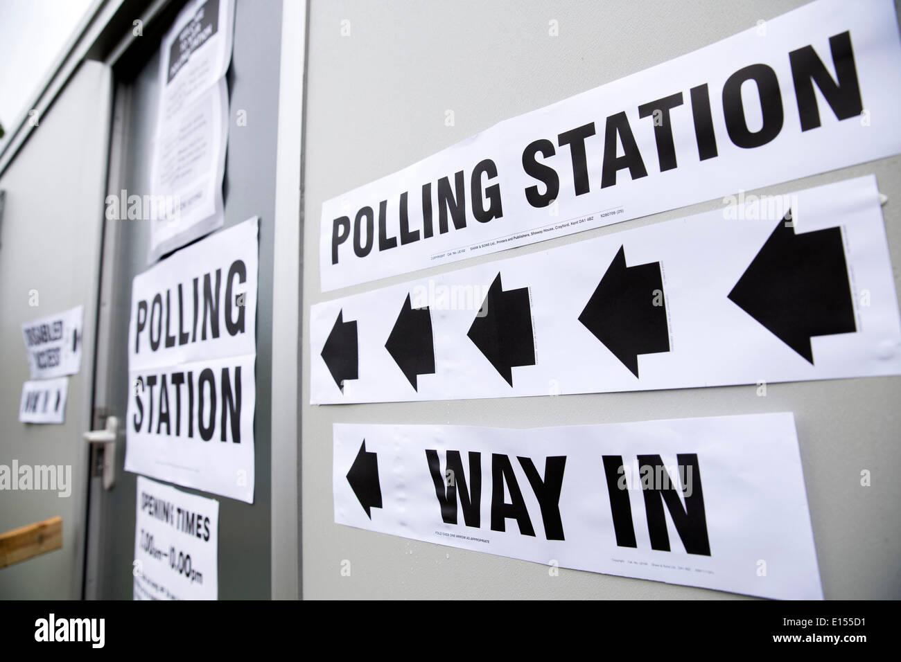 Un chalet transportable utilisé comme un bureau de vote à proximité de Durham, Fazeley, Tamworth, Staffordshire pour les élections européennes Banque D'Images