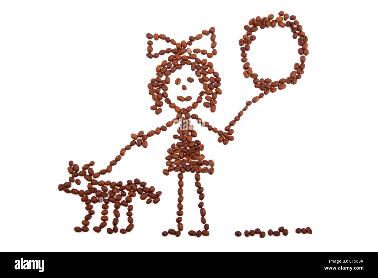 Dessin d'enfant fille avec un ballon à marcher avec un chien avec des grains de café Banque D'Images