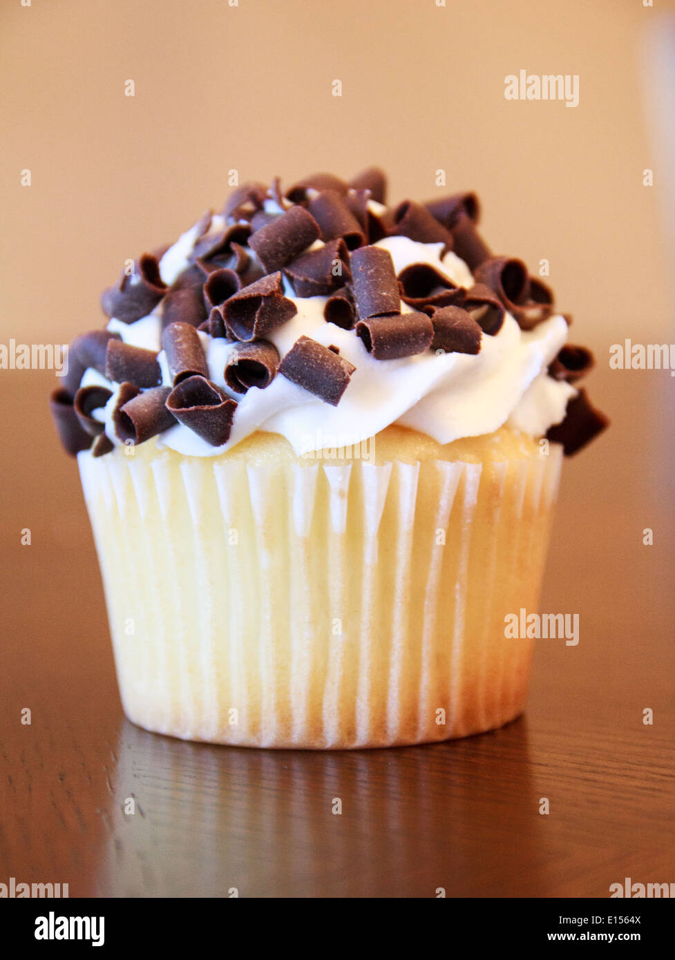 Cupcake avec copeaux de chocolat sur le dessus Banque D'Images