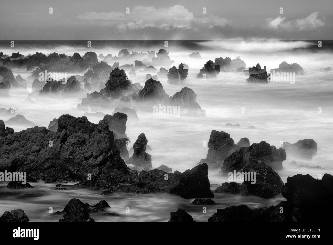 Seastacks volcanique avec des vagues, Maui, Hawaii Banque D'Images