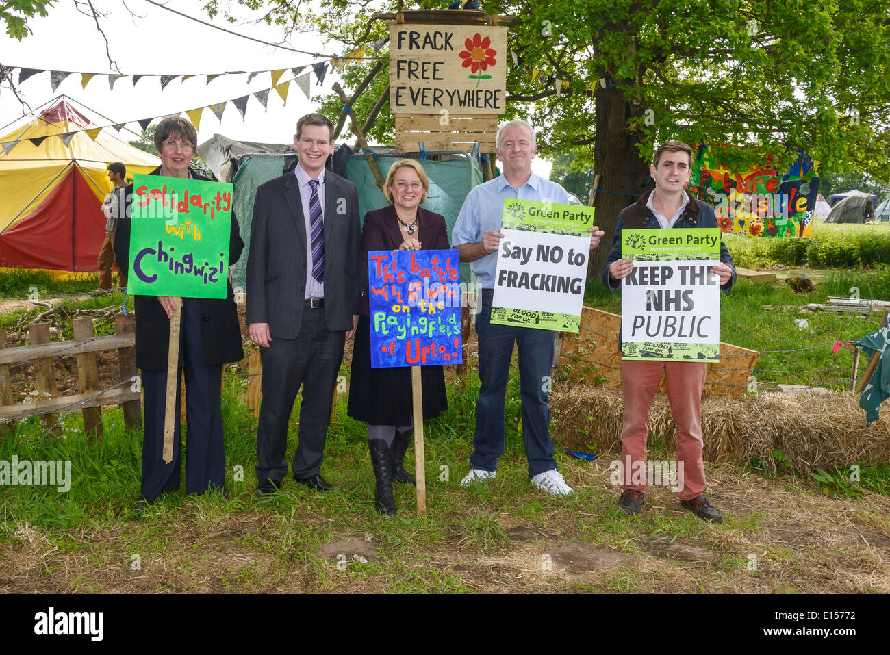 La fracturation hydraulique - Peter Cranie, eurodéputé du parti vert avec leader candidat Natalie Bennett et les membres locaux du parti de Chester. Banque D'Images