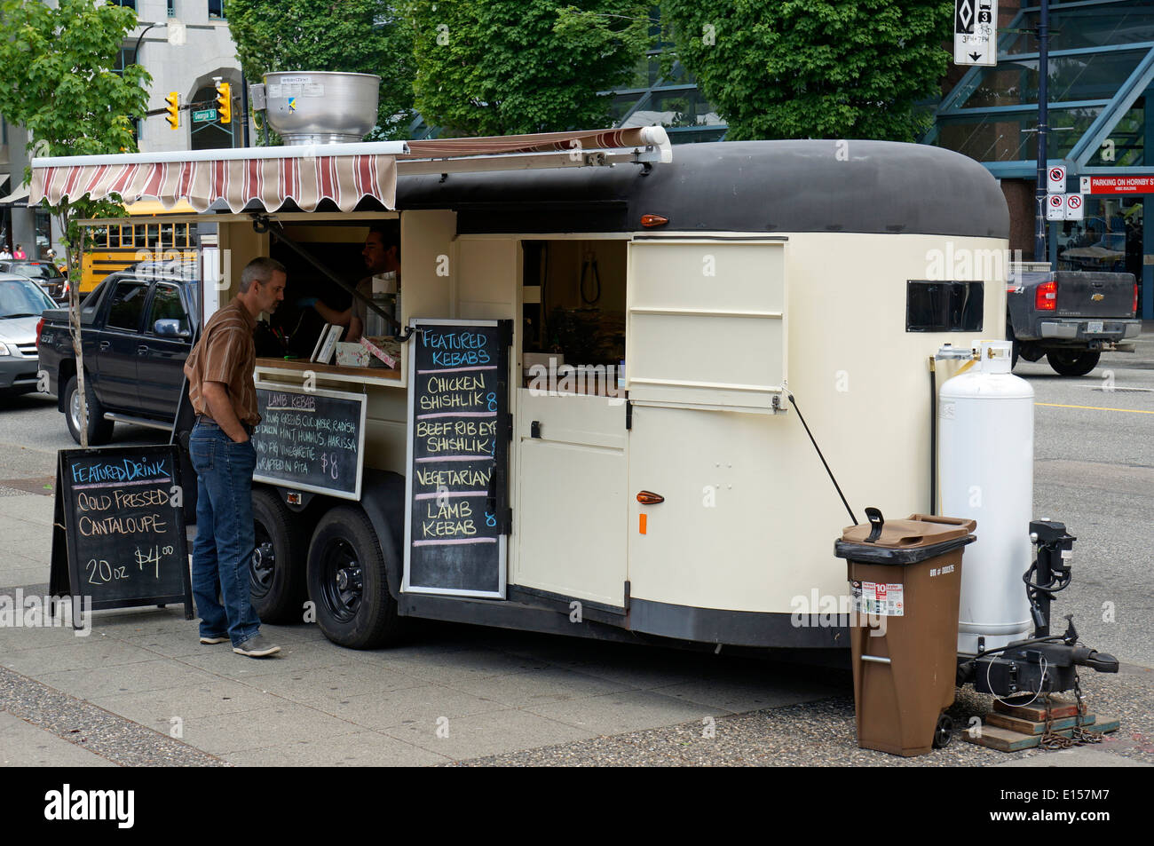 L'homme de commander le déjeuner d'un camion alimentaire au centre-ville de Vancouver, BC, Canada Banque D'Images
