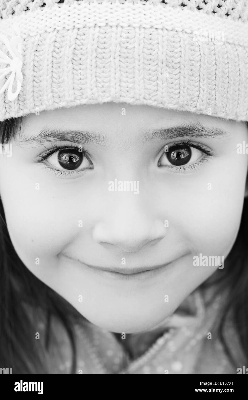 Adorable petite fille avec plaisir les yeux à l'appareil photo en gros plan Banque D'Images