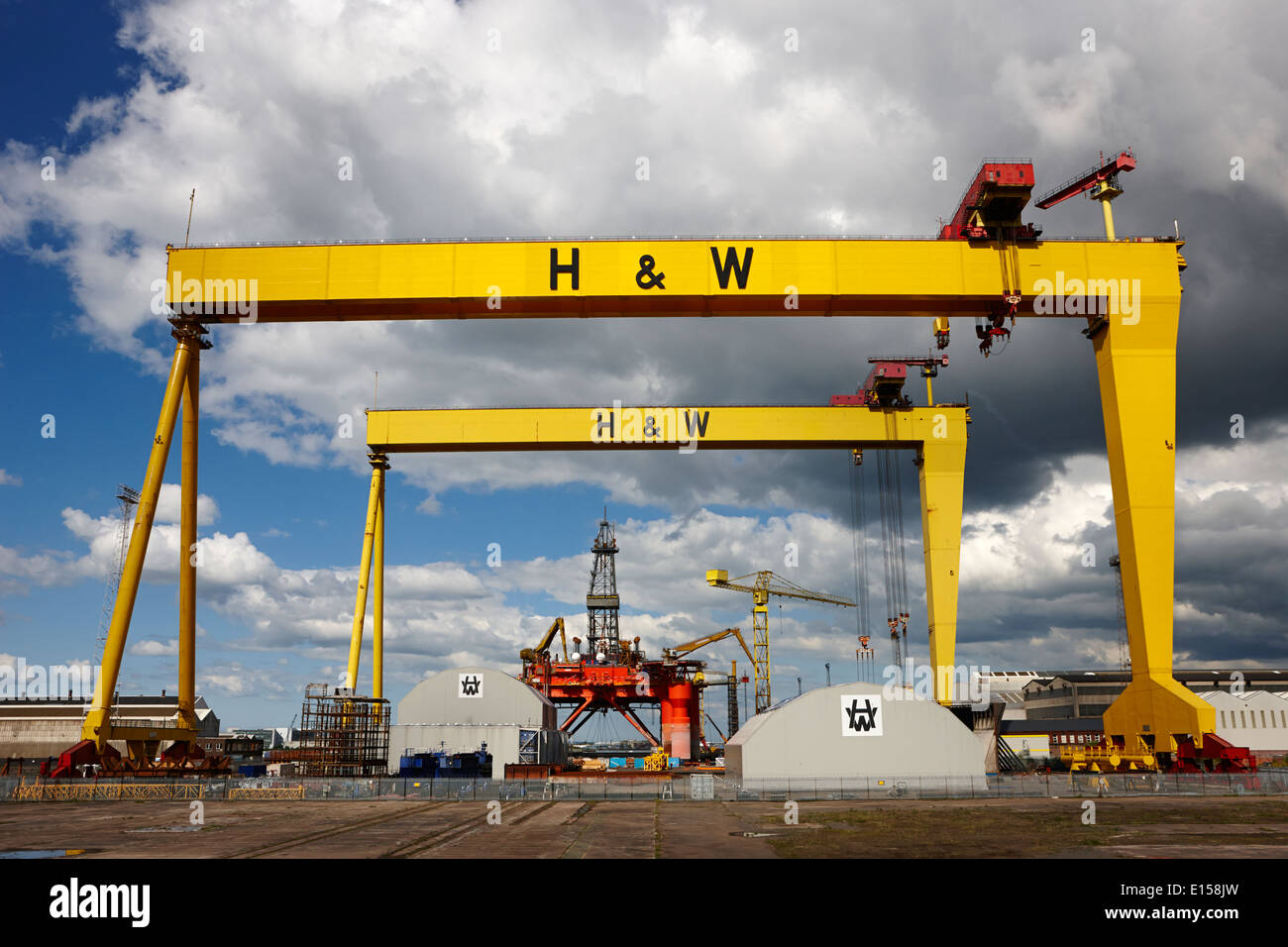 Samson et Goliath cranes au chantier naval Harland and Wolff à Belfast en Irlande du Nord UK Banque D'Images