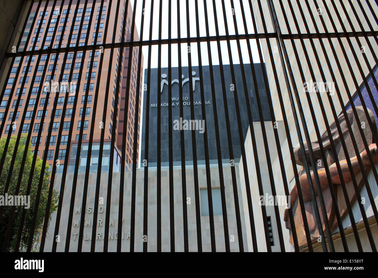 Regardant à travers les grilles à Plaza Juarez au Museo Memoria y Tolerancia de et d'autres bâtiments, la ville de Mexico Banque D'Images