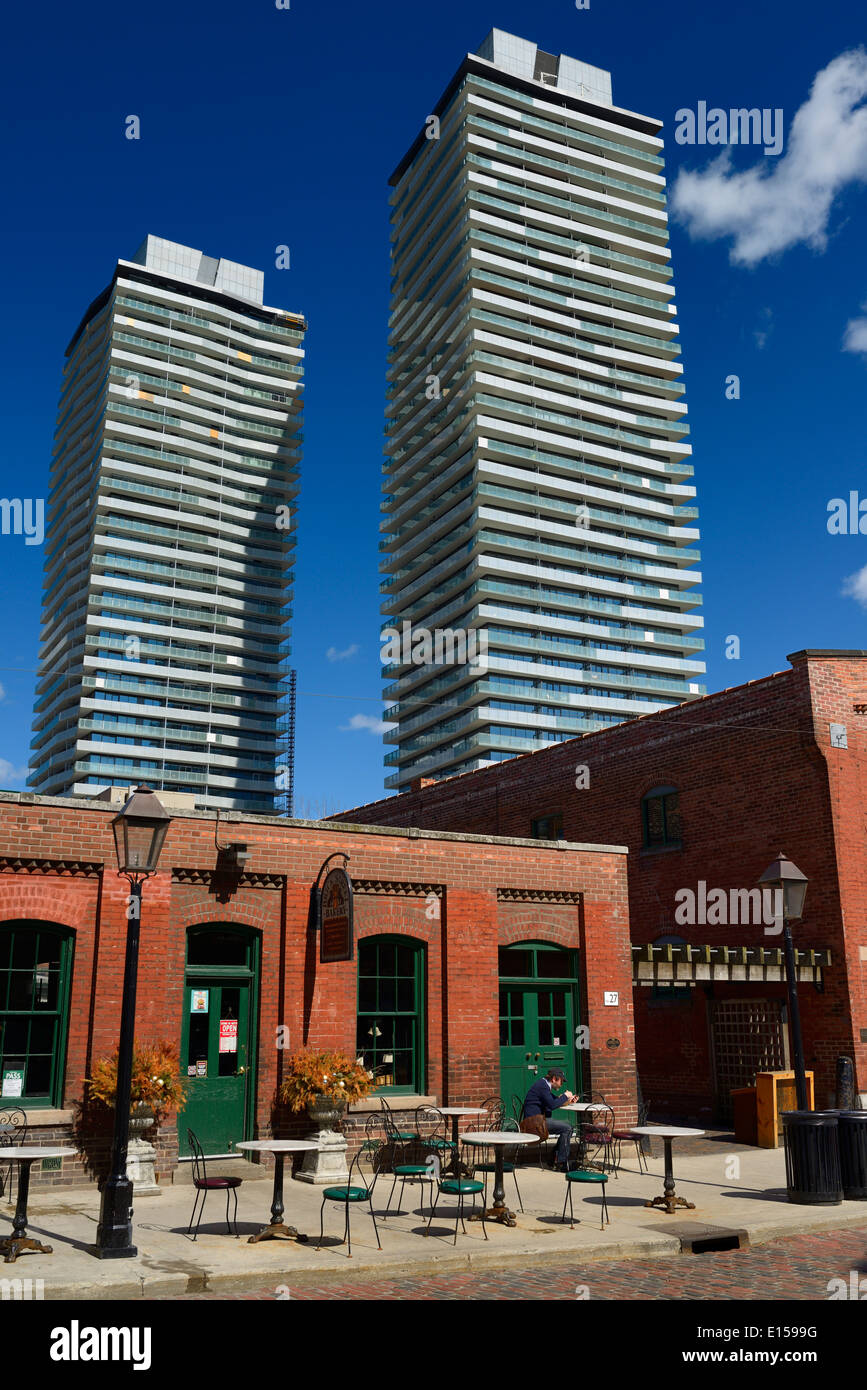 La terrasse en boulangerie dans distillery district historique de Toronto avec highrise condo towers et ciel bleu Banque D'Images