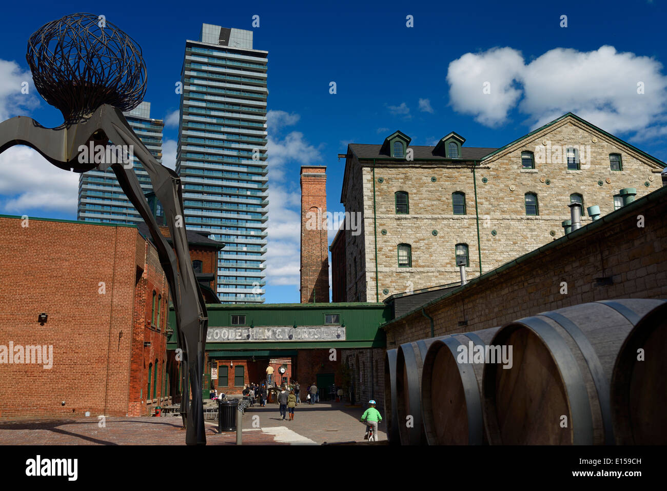 Sculpture d'araignée et de barils de whisky à l'historique Gooderham and Worts Distillery District Toronto Banque D'Images