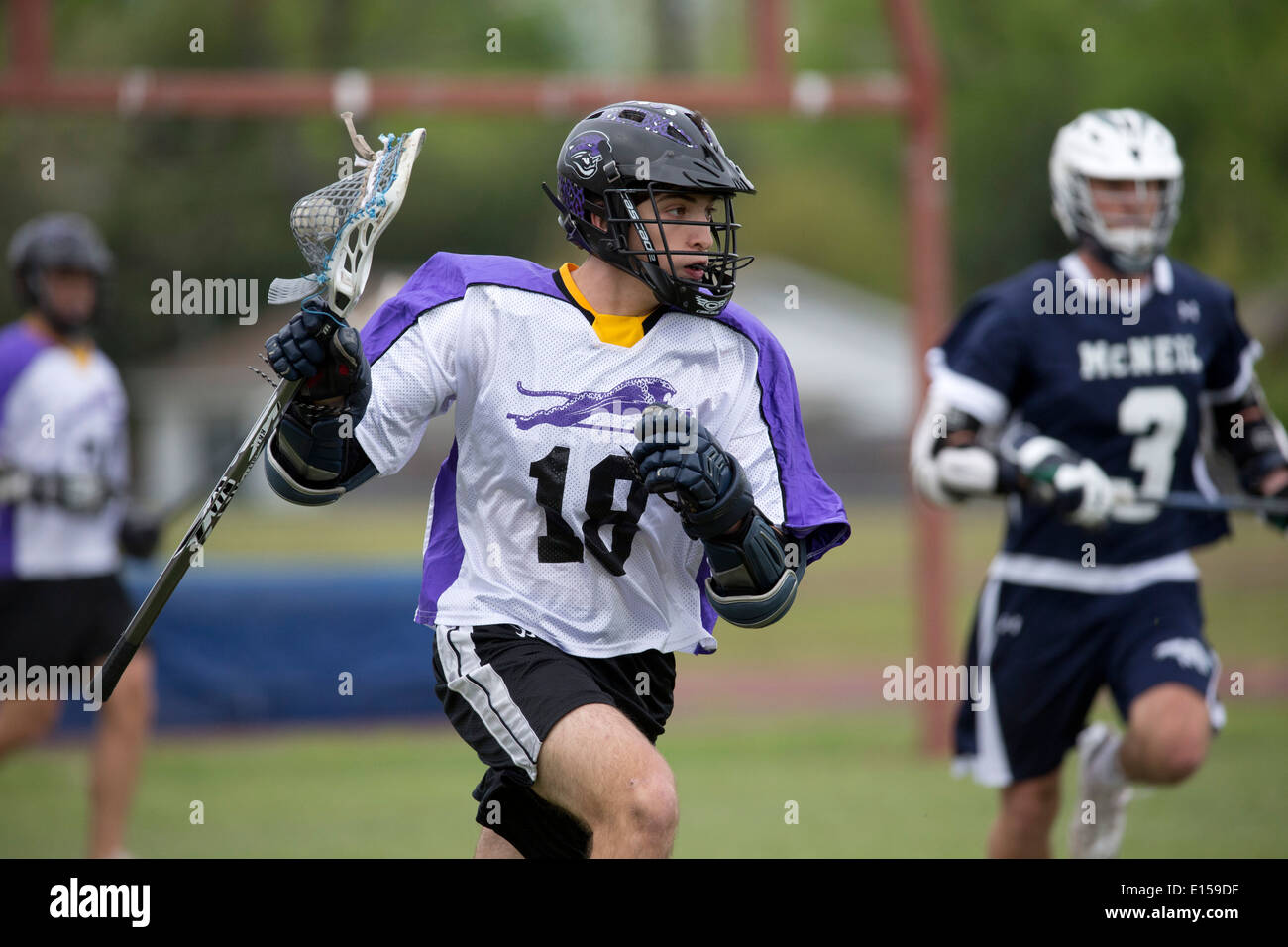 Texas high school boy's lacrosse action mettant en vedette LBJ High School (violet) vs Round Rock McNeil (bleu foncé). Banque D'Images