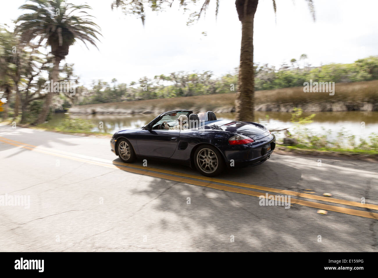 Couple de retraités roulant Porsche Boxster racé, FL, USA Banque D'Images