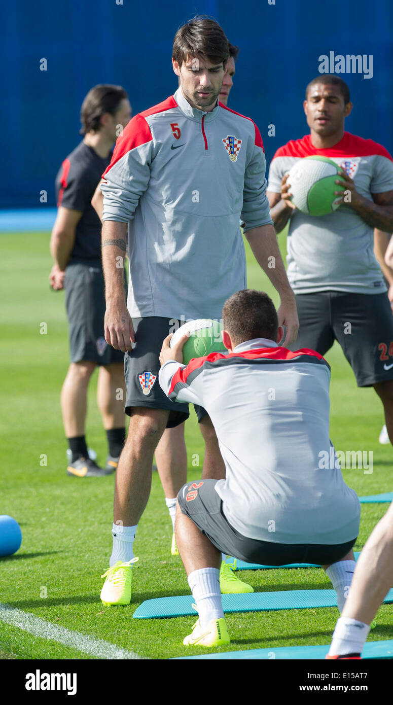 Zagreb, Croatie. 22 mai, 2014. Vedran Corluka (haut) de la Croatie participe à une session de formation au stade Maksimir de Zagreb, Croatie, 22 mai 2014. La Croatie a entamé sa préparation pour la prochaine Coupe du Monde de la FIFA, Brésil 2014 et de partir pour le camp de formation en Autriche le vendredi. © Lisanin Miso/Xinhua/Alamy Live News Banque D'Images