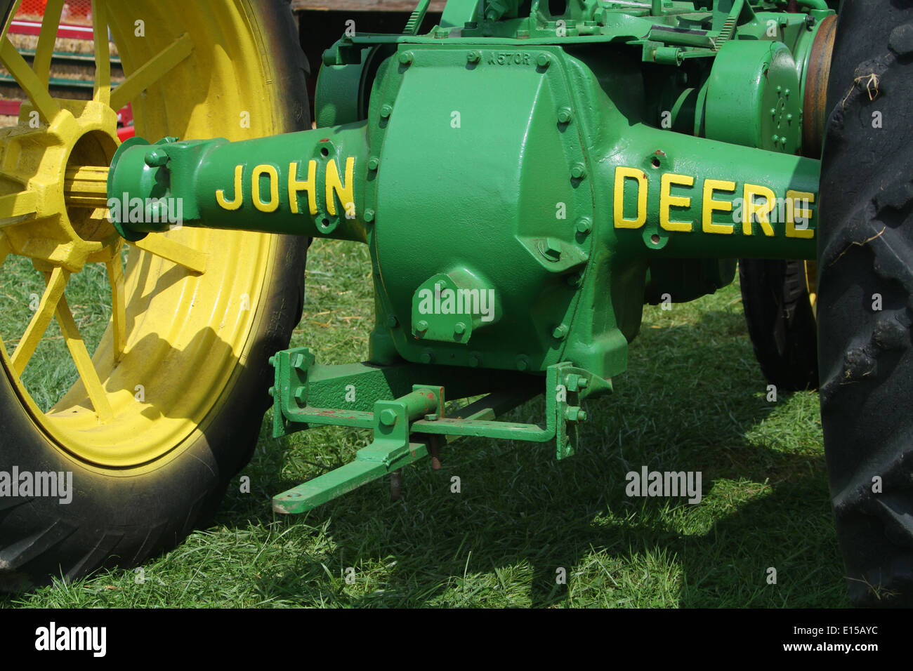 Mots John Deere tracteur sur l'essieu. Canfield juste. Foire du Comté de Mahoning. Canfield, Youngstown, Ohio, USA. Banque D'Images