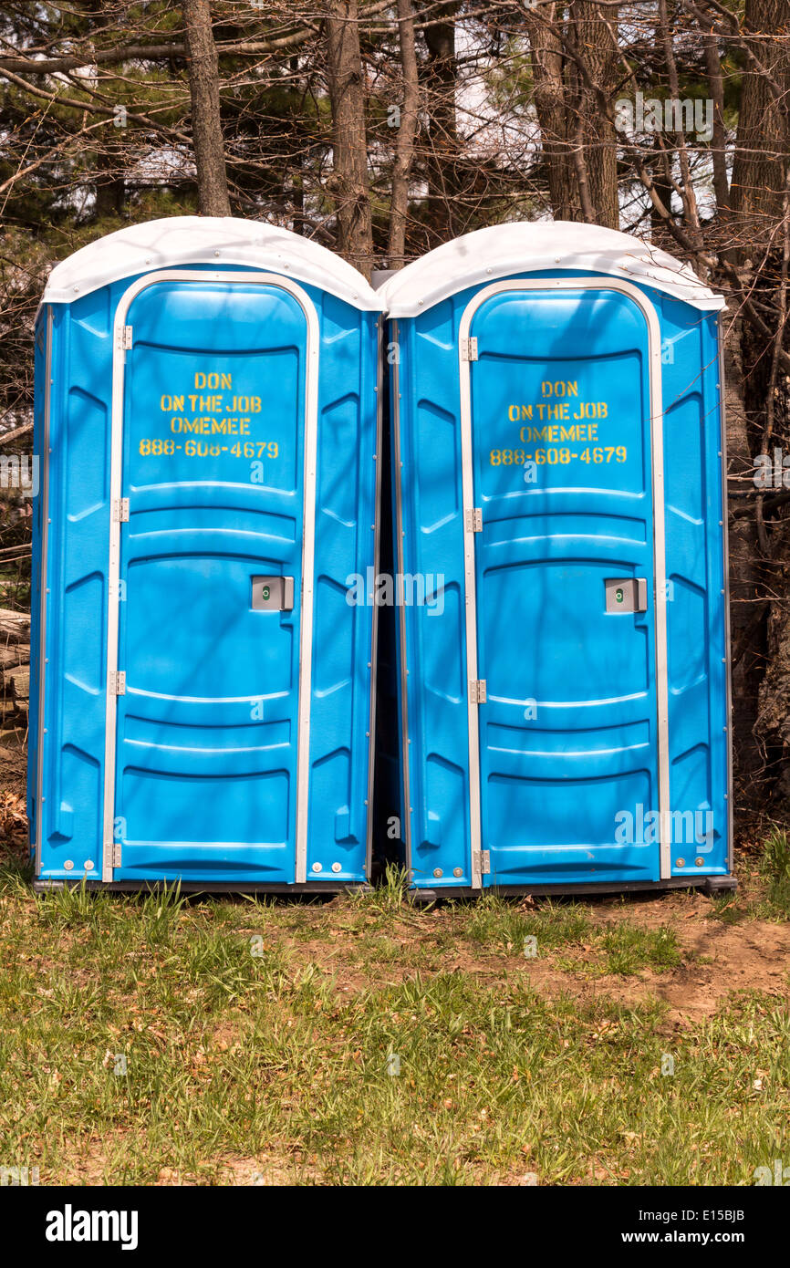 Deux toilettes de plein air sous les arbres côte côté Banque D'Images