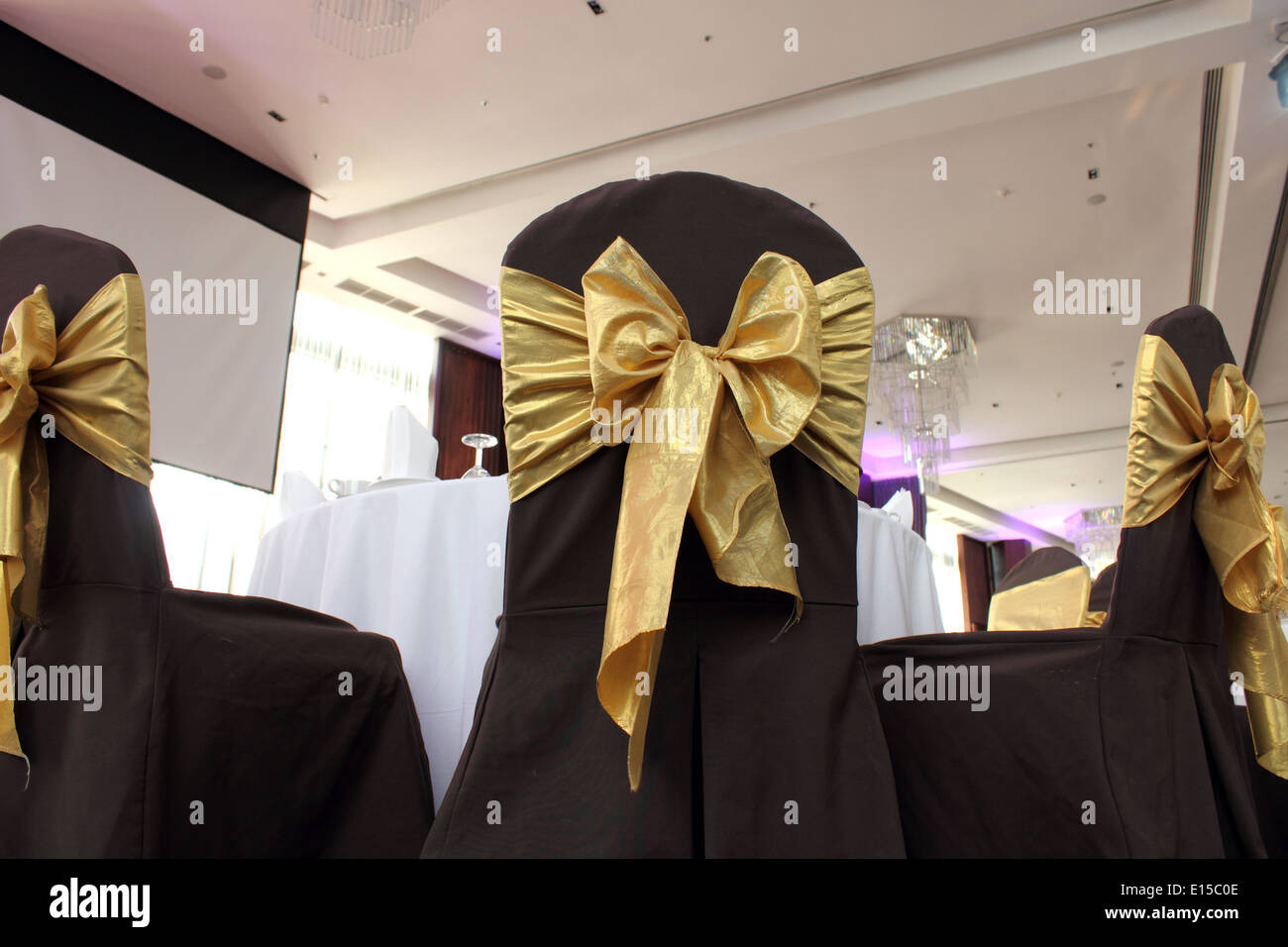 Le retour de jaune et d'or mariage de chaises. Banque D'Images