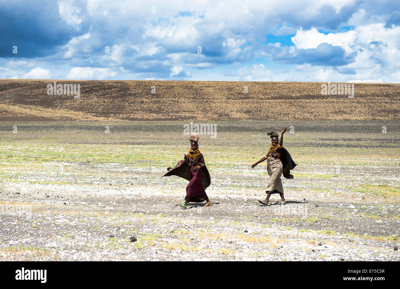 La Marche des femmes Turkana accueil à travers l'espace infini autour du lac Turkana. Banque D'Images