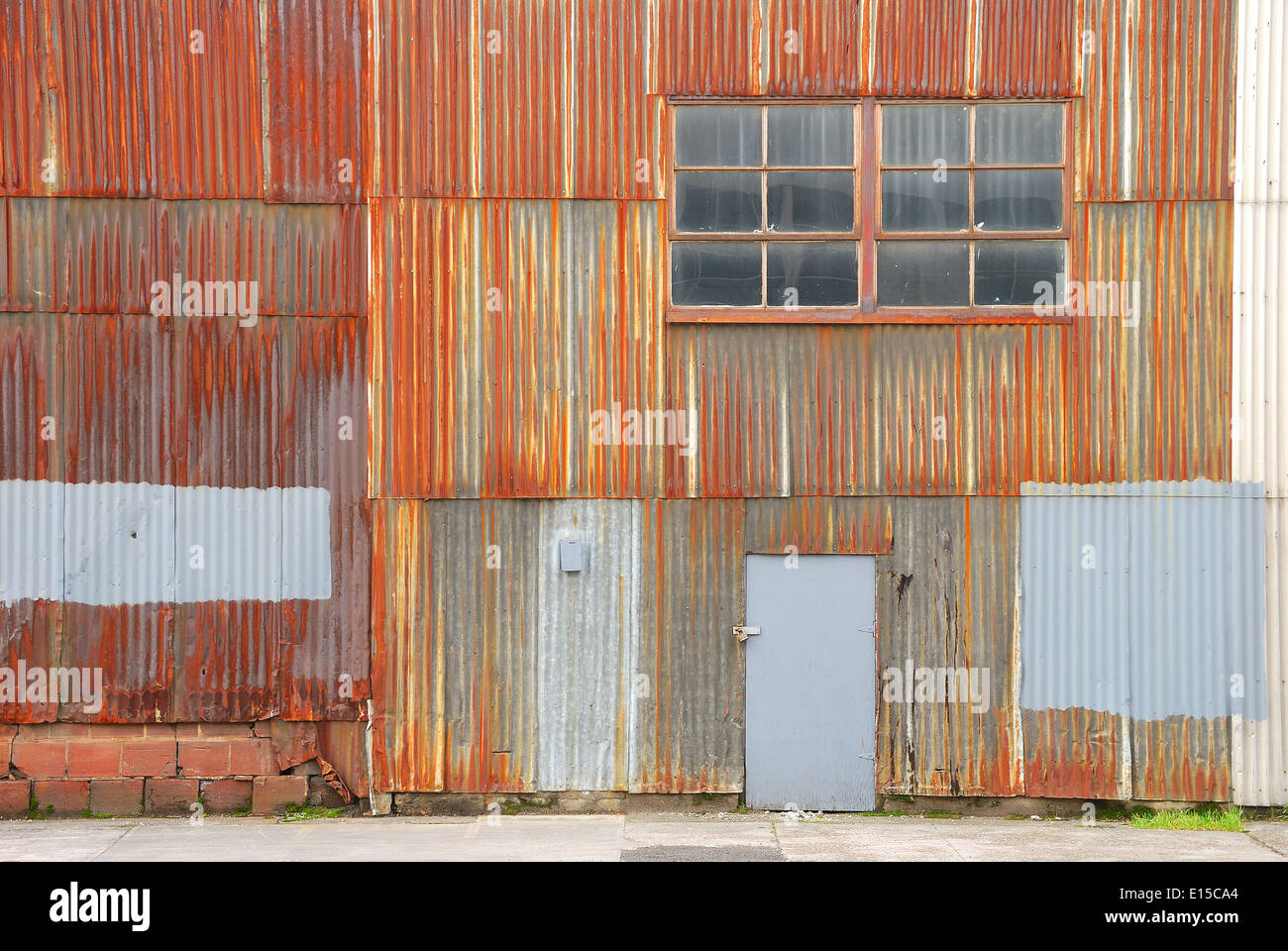 Métal ondulé rouillé mur d'un bâtiment de l'entrepôt dans une zone industrielle de Portland Oregon Banque D'Images