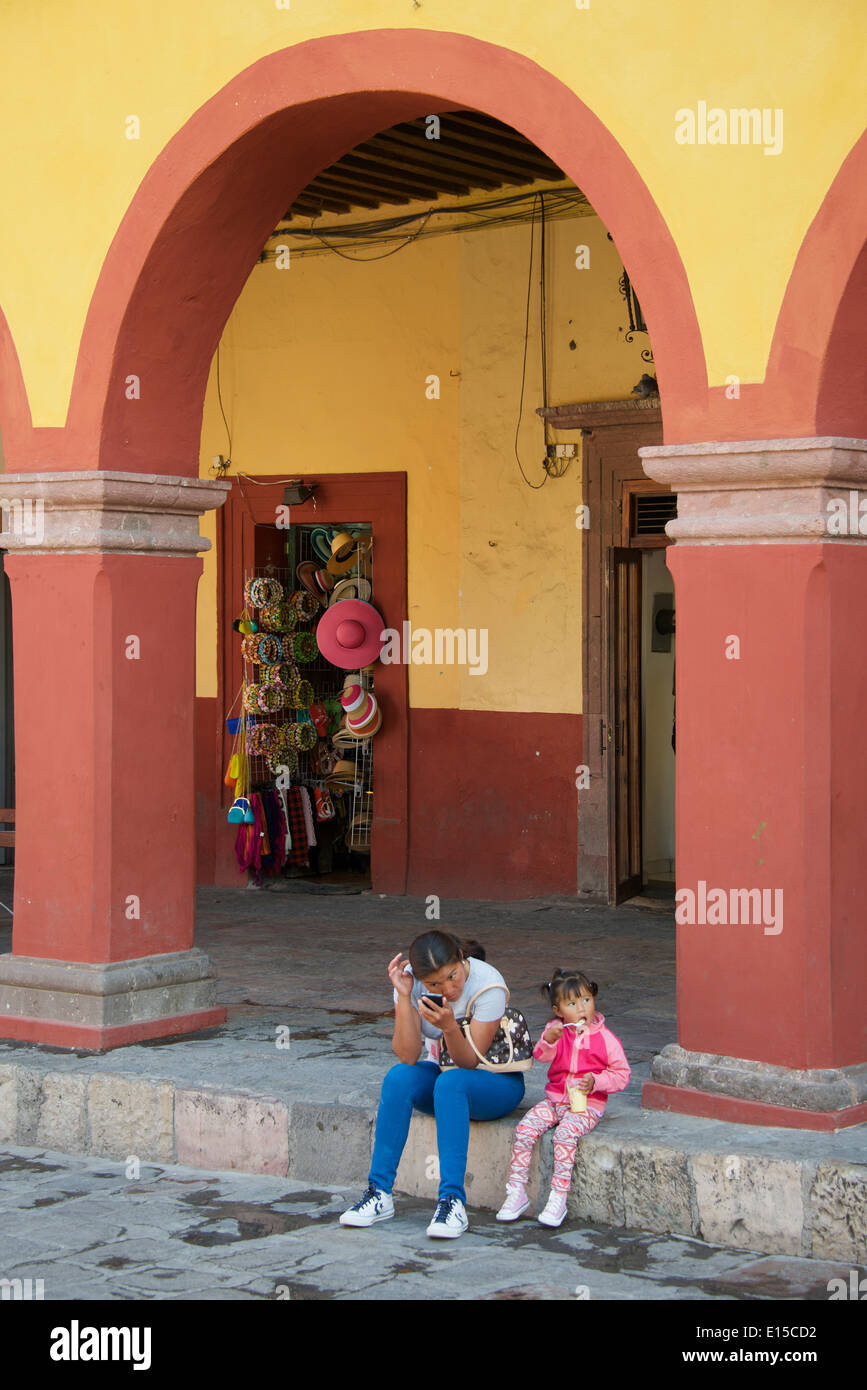 La mère et la fille assis sur trottoir Plaza Principal San Miguel de Allende Mexique Banque D'Images