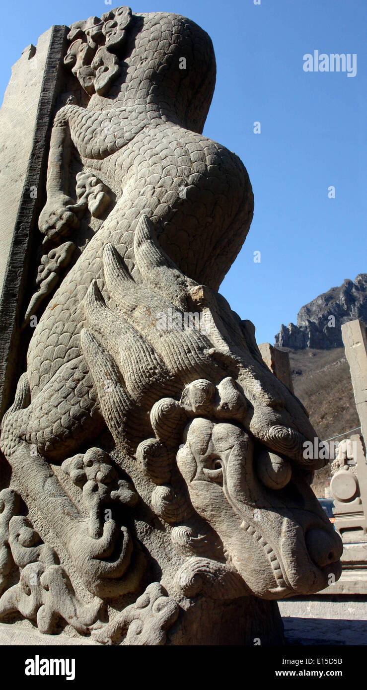 (140523) -- ZHENGZHOU, 23 mai 2014 (Xinhua) -- Photo prise le 23 mars 2012 montre un pilier de l'aile en pierre avec dragon sculpture au Temple Taiping dans Qinyang, centre de la Chine, la province du Henan. Un grand nombre de sculptures architecturales ont été préservés dans des sites historiques de Henan, qui est l'un des berceaux de la civilisation chinoise. Plusieurs des sculptures, créés à partir de pierres, briques, bois, ou ont été utilisés comme parties de bâtiment résidences, sanctuaires et d'arcades memorial, parmi d'autres types d'architecture. Soulignant à la fois l'ambiance et les détails, ces sculptures ont des thèmes y compris quotidien l Banque D'Images