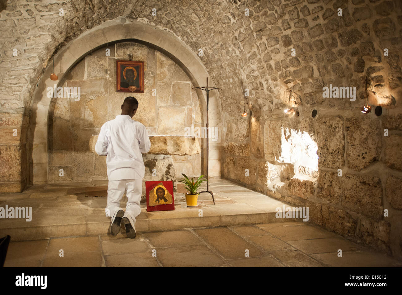 La prière dans une église à Jérusalem Banque D'Images