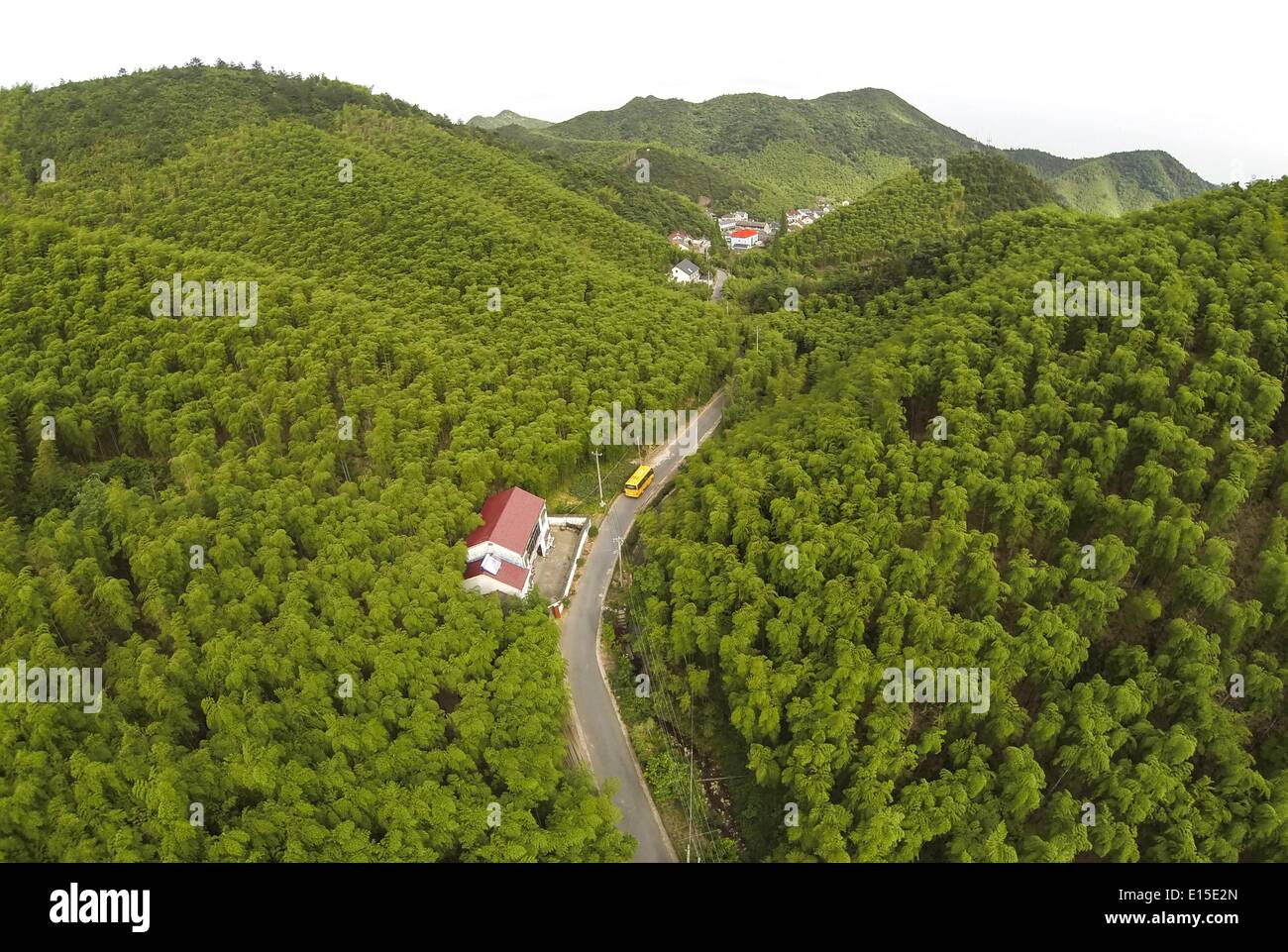 (140523) -- LE COMTÉ DE DEQING, 23 mai 2014 (Xinhua) -- un autobus scolaire financé par le gouvernement fonctionne sur une route de montagne dans la ville, le comté de Deqing Moganshan, est de la Chine dans la province du Zhejiang, le 22 mai 2014. Depuis 2009, le comté de Deqing a prévu 25 millions de yuans (4 millions de dollars américains) pour l'achat d'autobus scolaires, avec une subvention annuelle supplémentaire de six millions de yuans (0,96 millions de dollars américains). Les 93 autobus scolaires personnalisés sont maintenant prises par près de 7 000 étudiants faire la navette entre la maison et l'école. Les autobus scolaires, dirigé et géré par un gouvernement à part entière, sont équipés de GPS et vidéo monito Banque D'Images