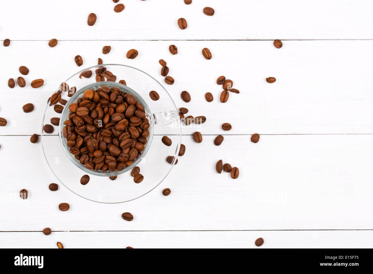 Grains de café dans la tasse sur un fond de bois Banque D'Images