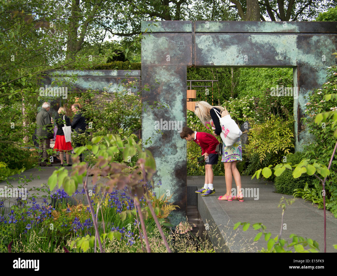 Chelsea, London, UK. 22 mai 2014. Les visiteurs à Chelsea Flower Show 2014 : Crédit Cabanel/Alamy Live News Banque D'Images
