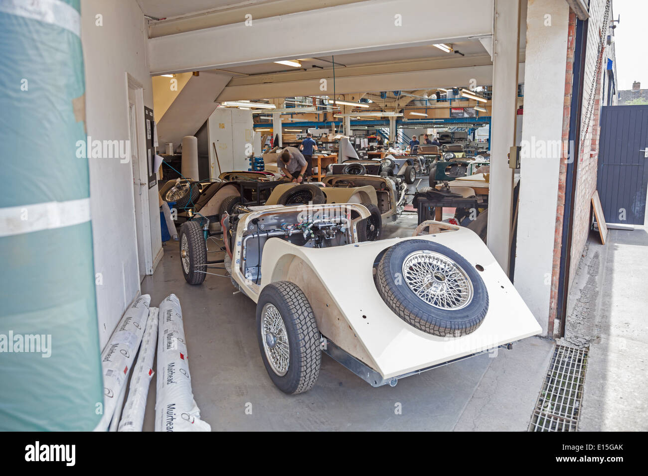 Voitures sont assemblées à la main en utilisant le bois de frêne et d'aluminium sur la ligne de production à l'usine automobile Morgan Motors, Malvern, Worcestershire, Angleterre, RU Banque D'Images