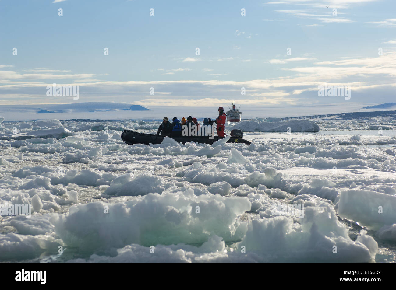 Zodiac gonflable faire son chemin à travers les glaces flottantes denses, avec une expédition expédier derrière, l'enfer son (Heleysundet) entre le Spitzberg et Barentsøya, archipel du Svalbard, Norvège Banque D'Images