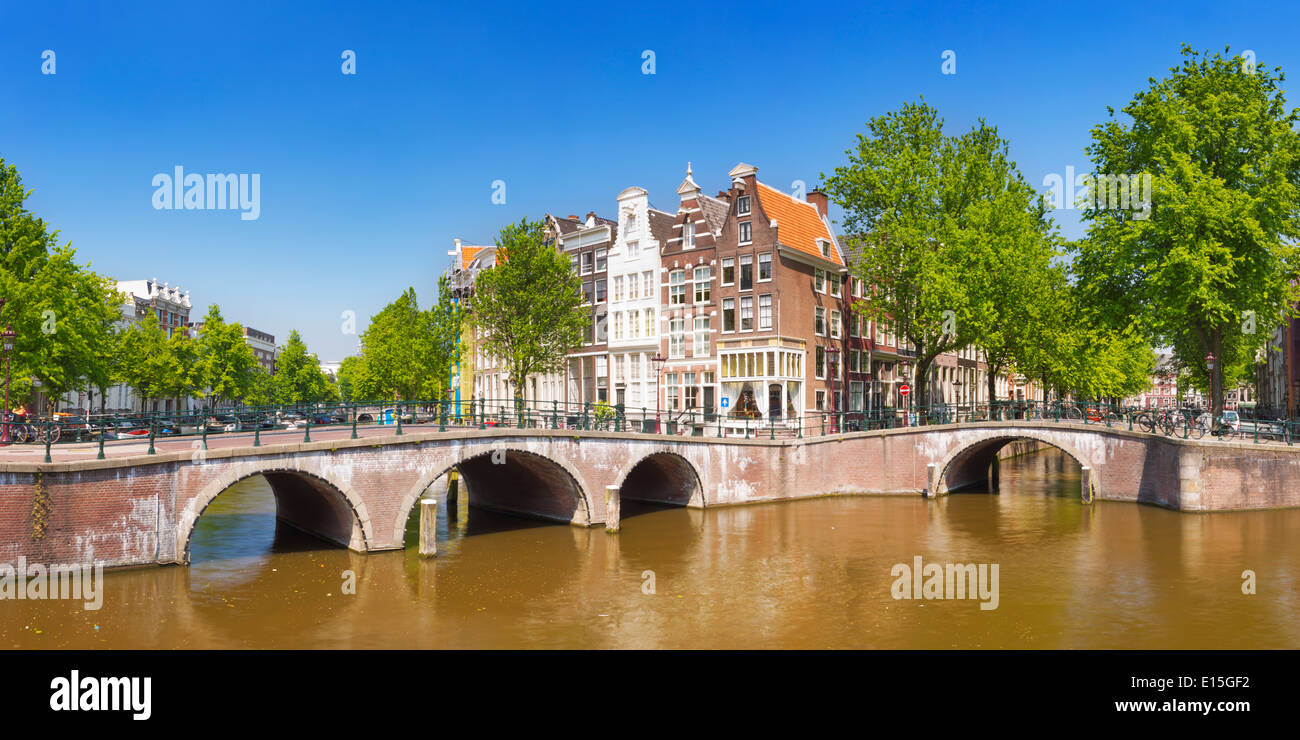Des ponts et des maisons le long d'un canal dans la ville d'Amsterdam, aux Pays-Bas sur une belle journée ensoleillée Banque D'Images