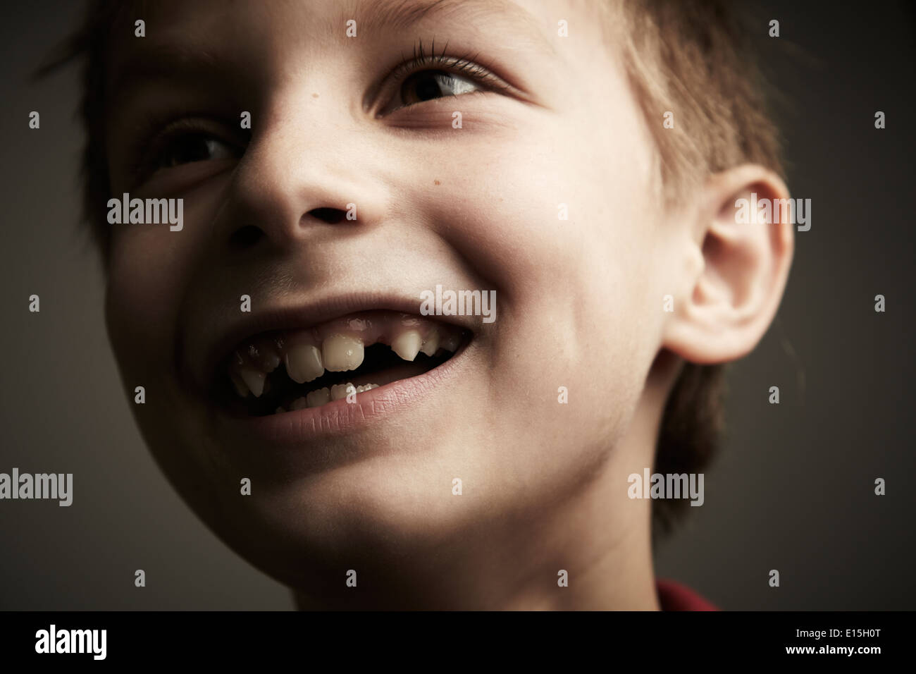 Boy smiling avec écart de dent Banque D'Images