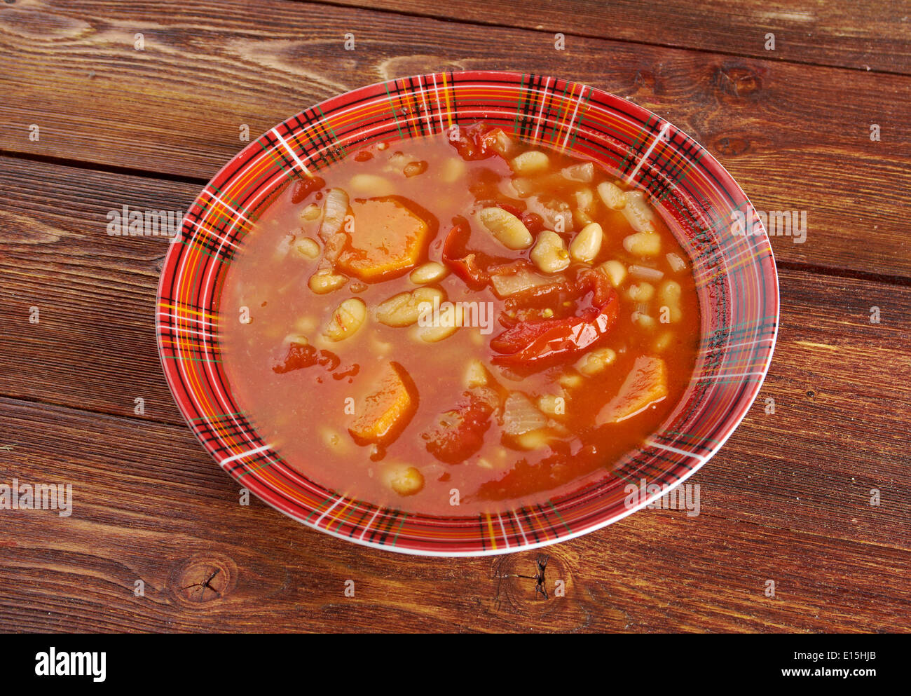 - Fasolada grecs et Chypriotes de soupe haricots blancs secs, l'huile d'olive, légumes et Banque D'Images