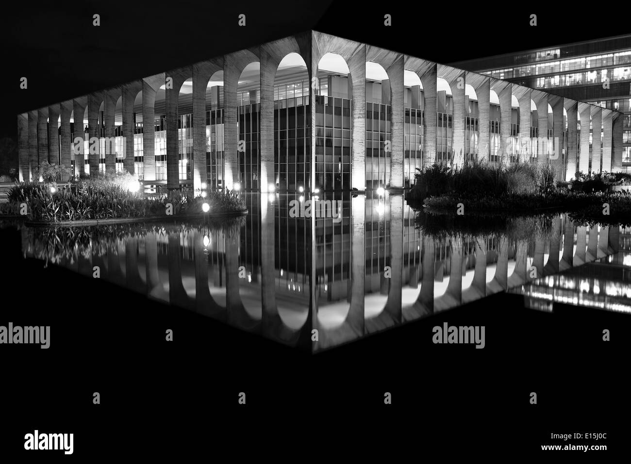 Brésil, Brasilia : Palais Itamaraty en version noir et blanc Banque D'Images