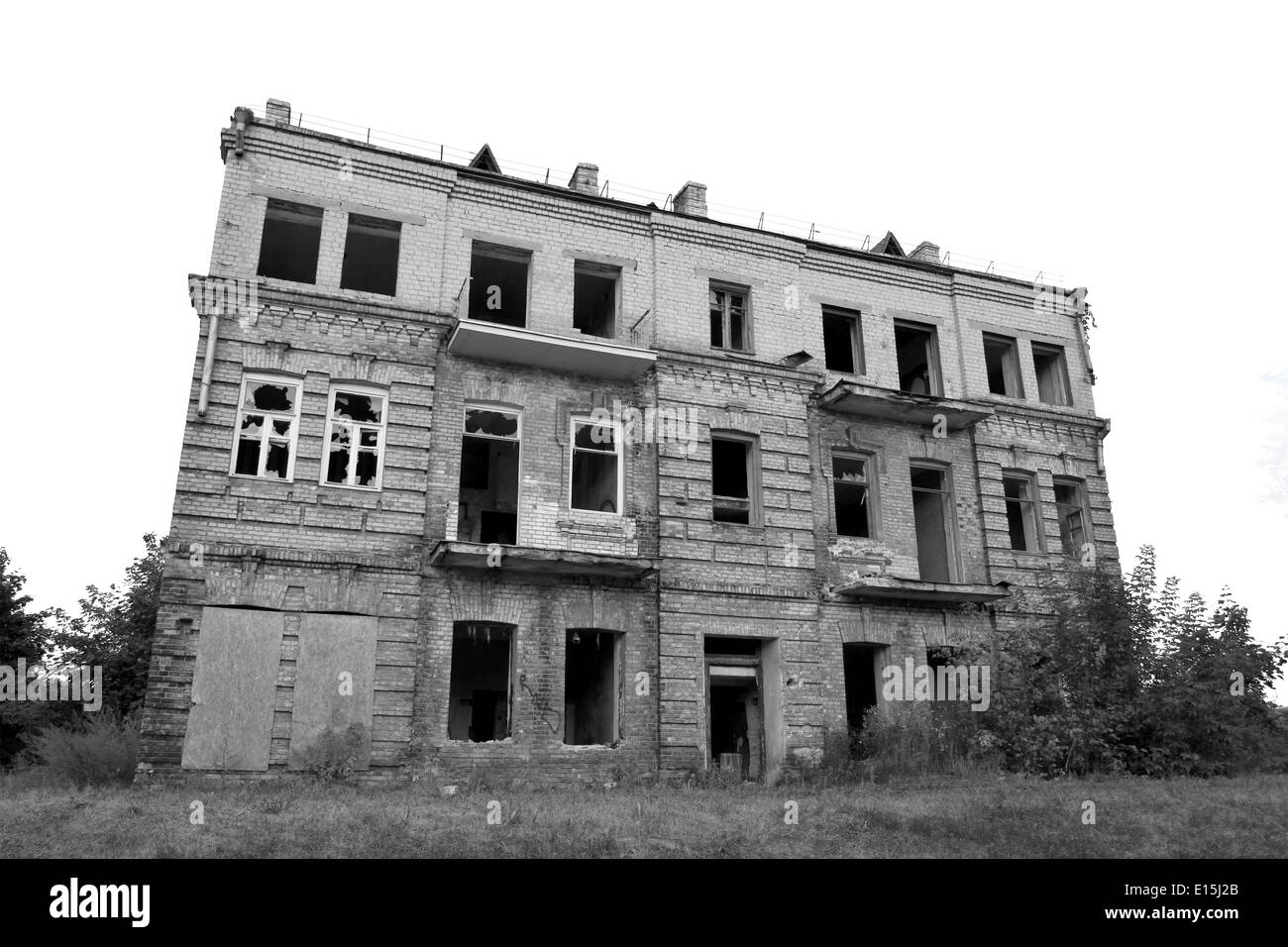 Le noir et blanc maison abandonnée isolated on white Banque D'Images