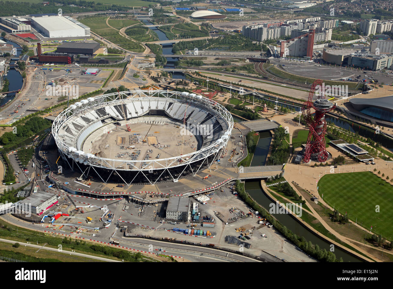 Vue aérienne du stade de Londres en cours de construction. Aussi Arcelor Mittal Orbit dans le parc olympique de la Reine Elizabeth, Londres, conçu par Anish Kapoor Banque D'Images