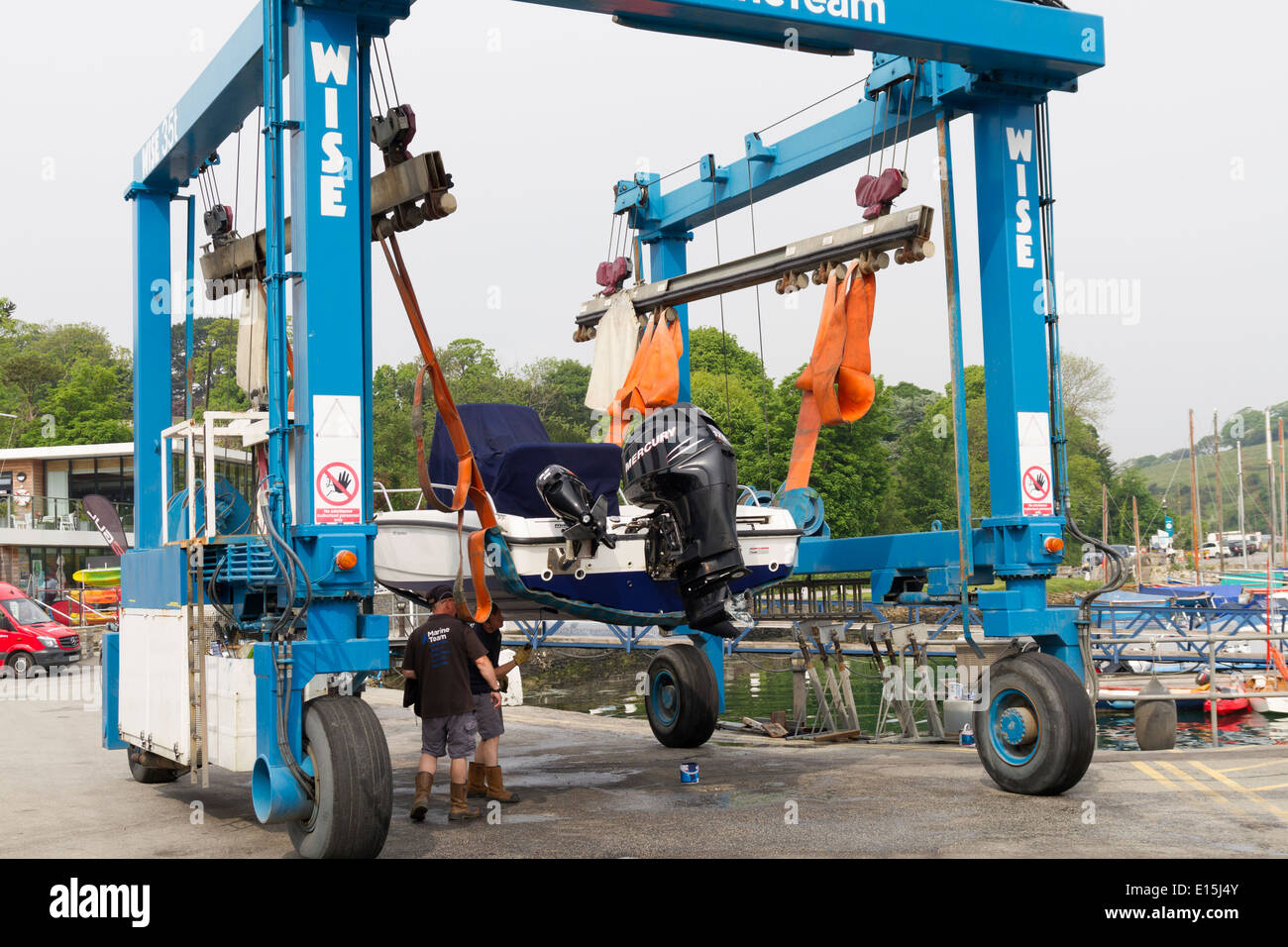 Entretien bateau entrepris dans un chantier naval du port à l'aide d'un bateau grue Banque D'Images