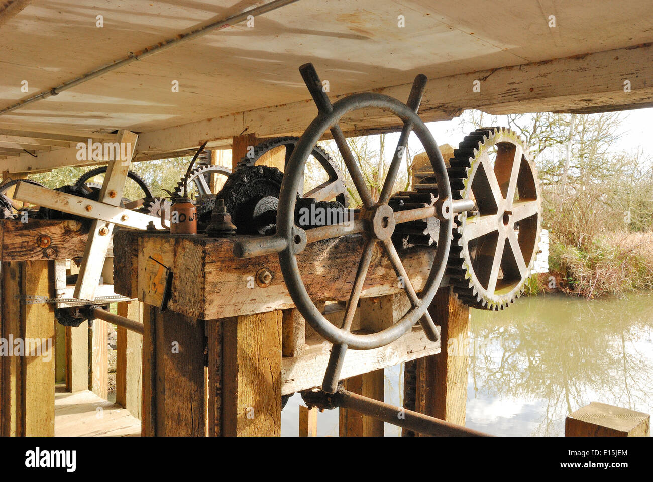 Les pignons et manivelle utilisée pour contrôler l'eau de portes à un vieux moulin à eau fleur ran Banque D'Images