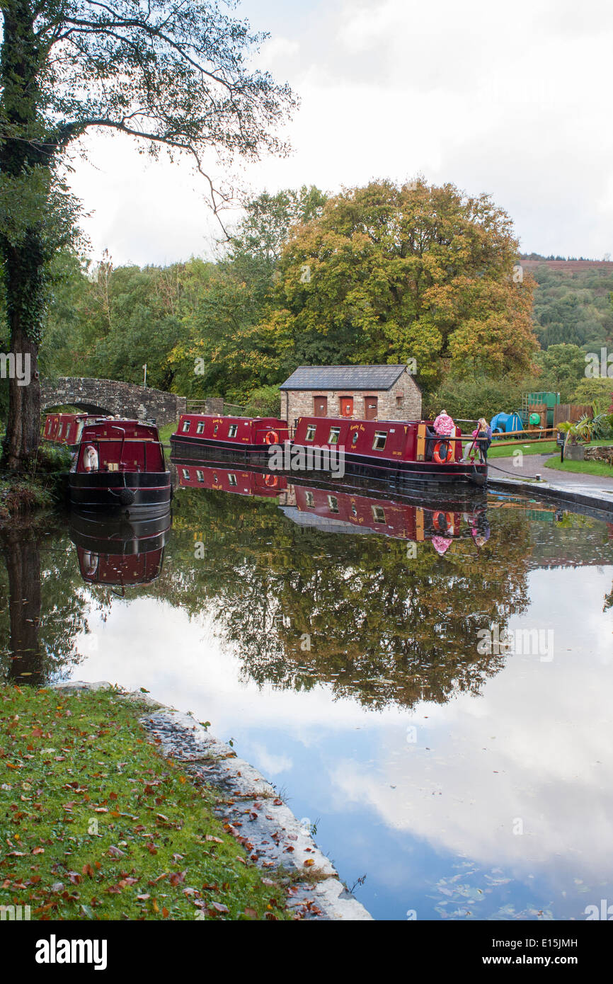 Des bateaux amarrés à quai dans la chambre du MCG Monmouthshire et Brecon Canal, Llangynidr, Powys, Wales, GB, au Royaume-Uni. Banque D'Images