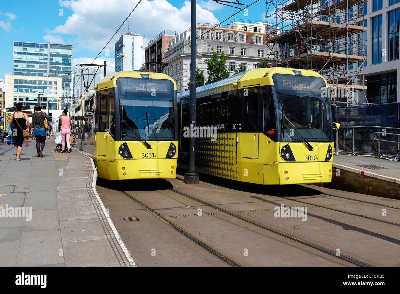 Deux tramways Metrolink jaune au St Peters Square Station dans le centre-ville de Manchester UK Banque D'Images