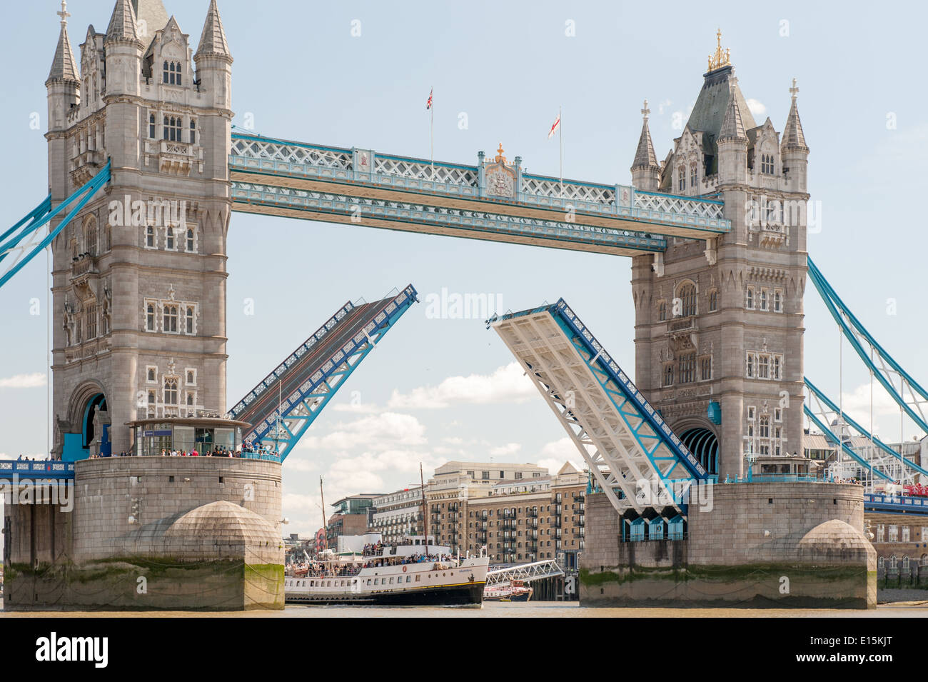 La London Tower Bridge s'ouvre et le plaisir cruiser Balmoral passe à travers un voyage en amont. Banque D'Images