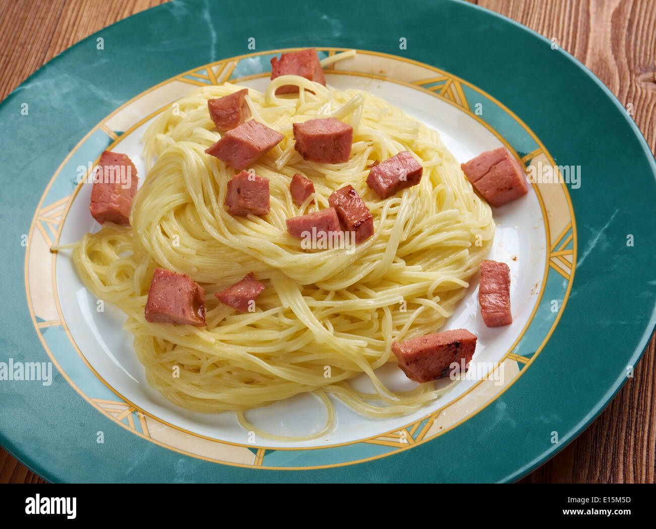 Sauce à la crème pâtes Capellini Alfredo et la saucisse Photo Stock Alamy