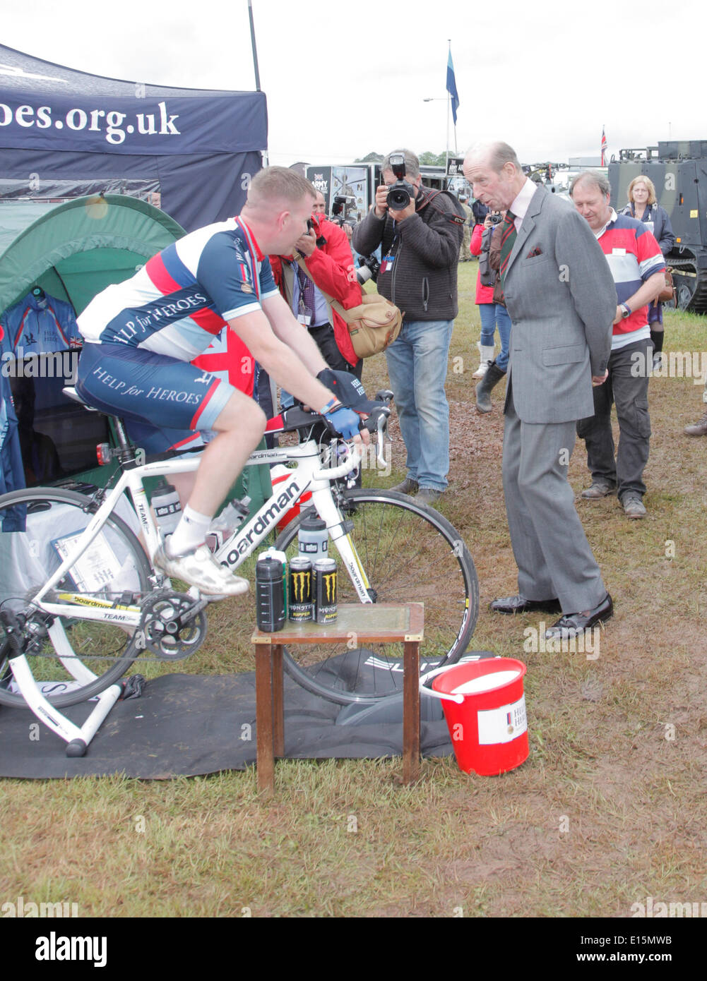 Exeter, Devon, UK. 23 mai, 2014. Son Altesse Royale le duc de Kent rencontre Adam Greenford autrefois avec RAF 10,5 années de service équitation 100milles par jour pour aider à recueillir des fonds pour la formation des Héros et le Héros Ride quand 2000 participants convergent à Londres le 8 juin 2014 ayant terminé parrainé rides de tout le pays. Crédit : Anthony Collins/Alamy Live News Banque D'Images