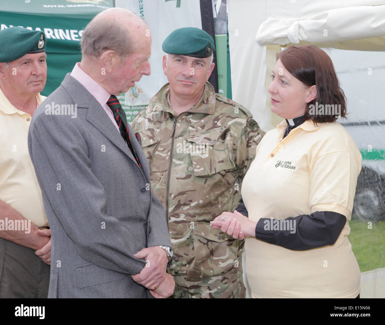 Exeter, Devon, UK, 23 mai 2014. Son Altesse Royale le duc de Kent rencontre des membres de trim4charité anciens combattants Anciens combattants de la Marine royale d'aider aux traumatismes liés des problèmes de santé mentale. Parlant d'aumônier de la Marine royale Rev. Janice Morgan Miel Crédit : Anthony Collins/Alamy Live News Banque D'Images