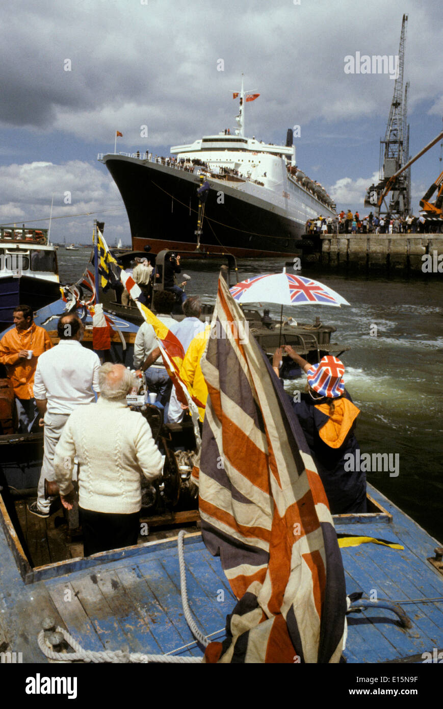 AJAXNETPHOTO. 11TH JUIN 1982. - SOUTHAMPTON, ANGLETERRE. - LE TROOPSHIP QE2 REVENANT À SOUTHAMPTON DU CONFLIT DES ÎLES FALKLAND. PHOTO:JONATHAN EASTLAND/AJAX. REF:HD SHI QE2 21103 1 15 821106 Banque D'Images