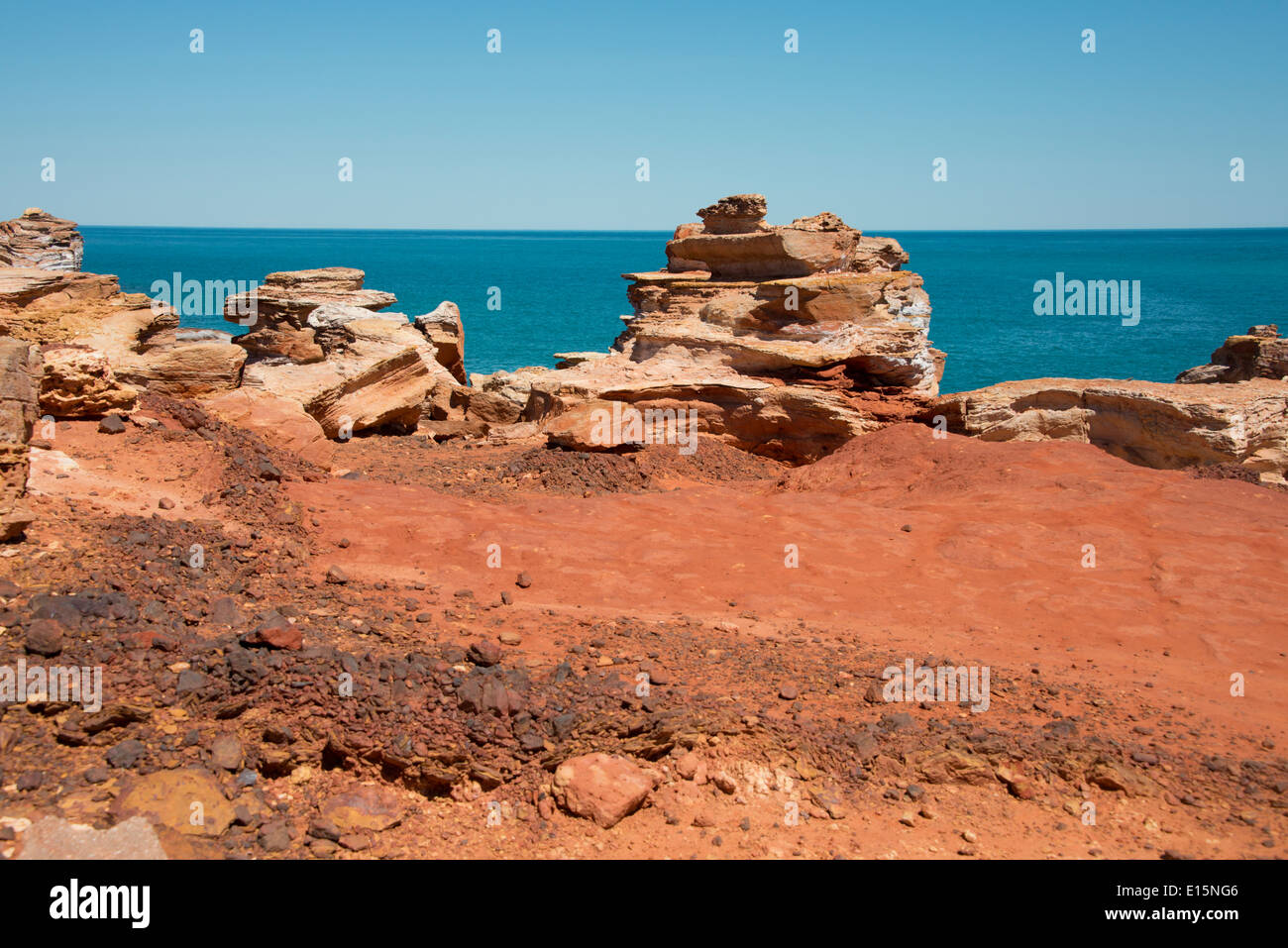 L'Australie, Australie occidentale, Broome. Gantheaume Point. Vue sur l'Océan indien de la rocky falaises rouges. Banque D'Images