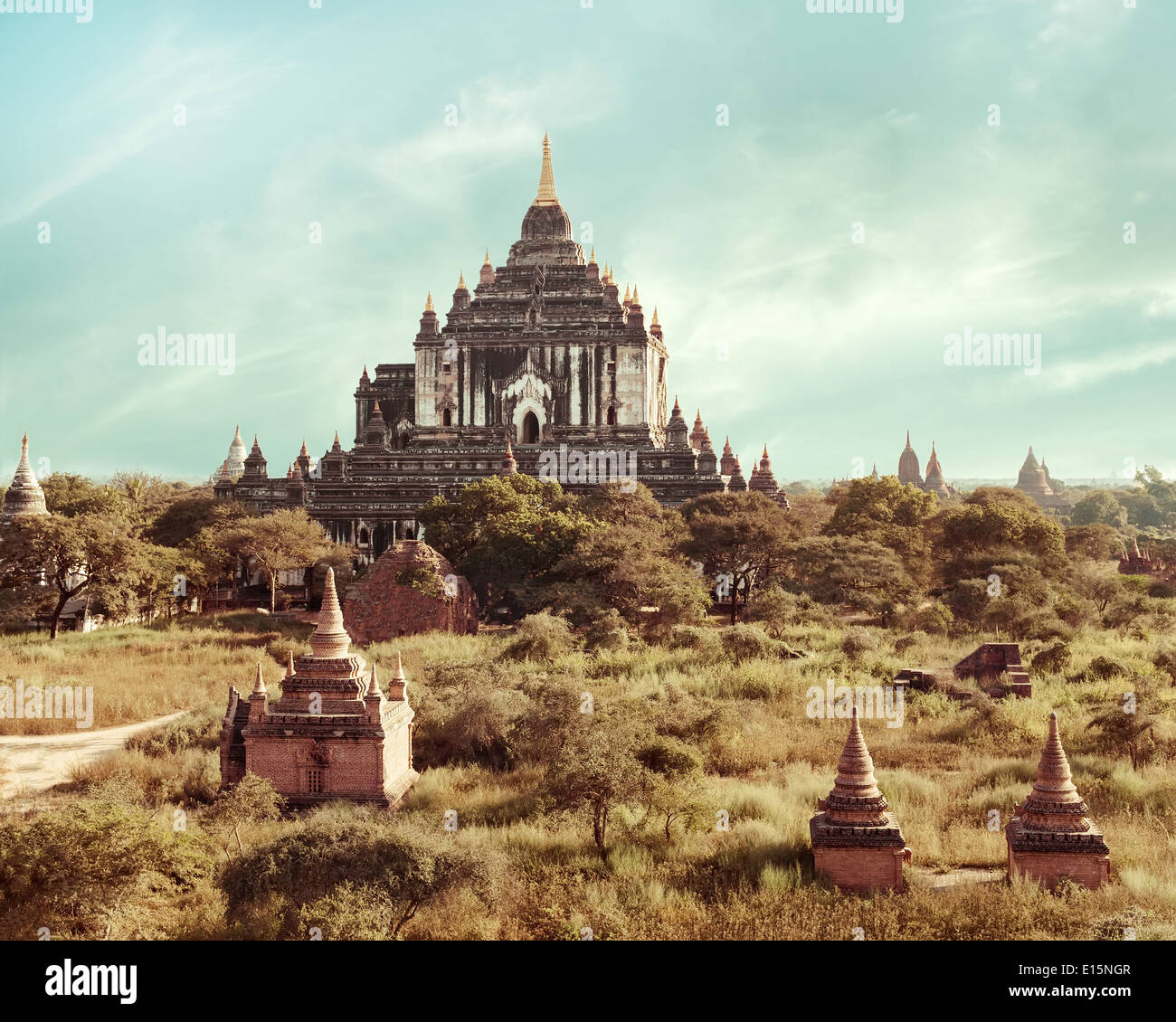 L'architecture ancienne vieux temples bouddhistes au Royaume Bagan Myanmar (Birmanie) White Thatbyinnyu Temple est l'un des plus grands syndicats de Bagan Banque D'Images