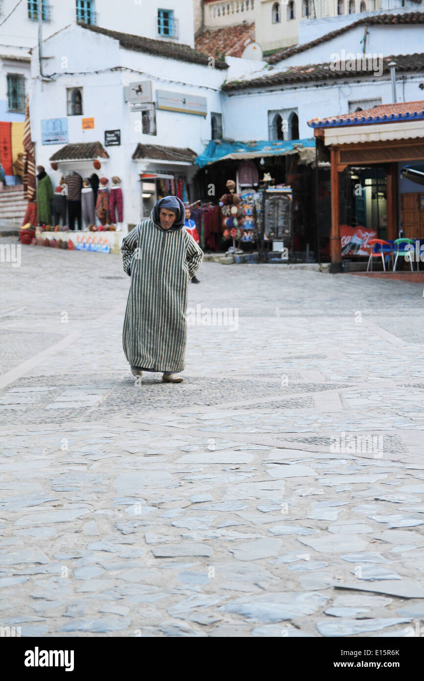 Marocaine homme portant une djellaba balade dans la ville de Chefchaouen, Maroc Banque D'Images